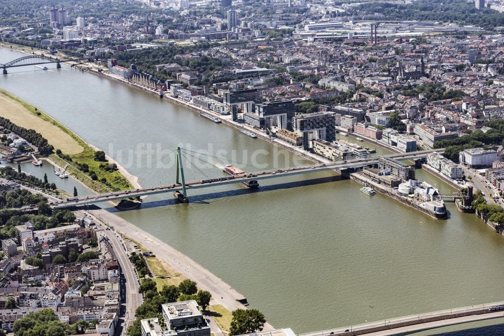 Köln aus der Vogelperspektive: Fluß - Brückenbauwerk über den Rhein in Köln im Bundesland Nordrhein-Westfalen, Deutschland