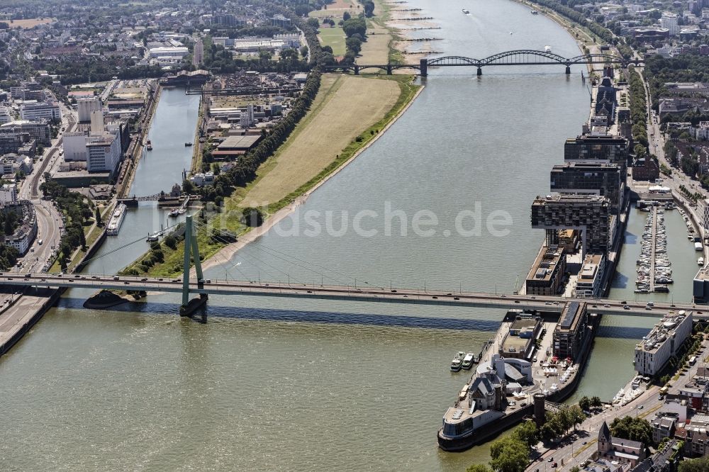 Luftbild Köln - Fluß - Brückenbauwerk über den Rhein in Köln im Bundesland Nordrhein-Westfalen, Deutschland