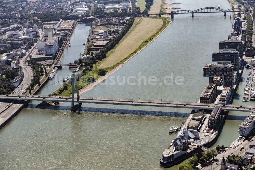 Luftaufnahme Köln - Fluß - Brückenbauwerk über den Rhein in Köln im Bundesland Nordrhein-Westfalen, Deutschland