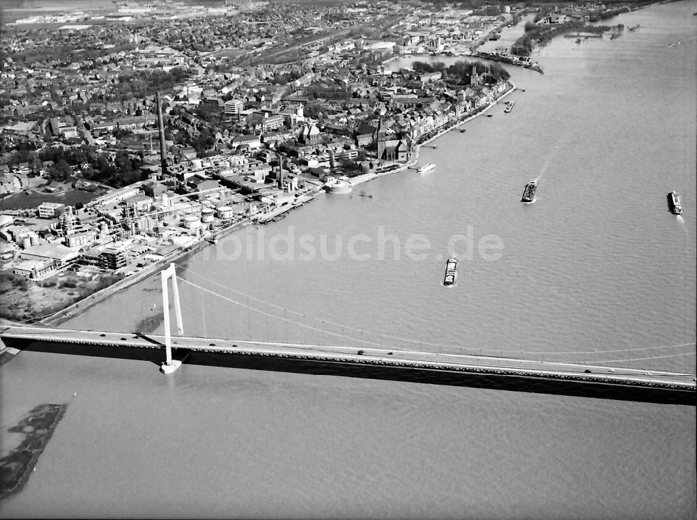 Rees von oben - Fluß - Brückenbauwerk über den Rhein in Rees im Bundesland Nordrhein-Westfalen, Deutschland
