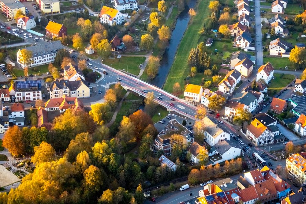 Marsberg von oben - Fluß - Brückenbauwerk über die Riemel an der Hauptstraße und der Lillers-Straße in Marsberg im Bundesland Nordrhein-Westfalen, Deutschland
