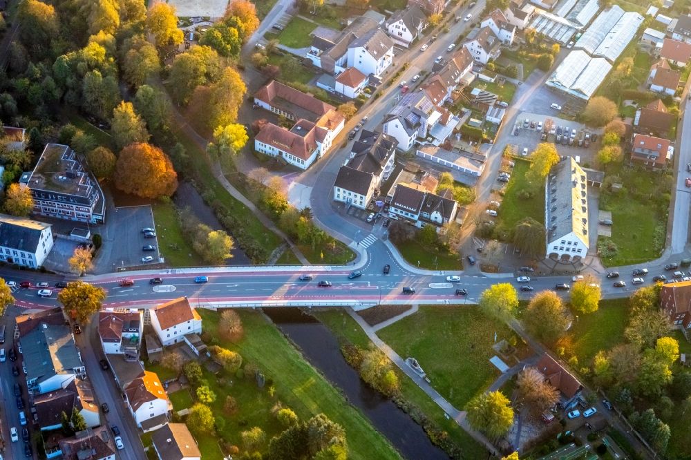 Marsberg aus der Vogelperspektive: Fluß - Brückenbauwerk über die Riemel an der Hauptstraße und der Lillers-Straße in Marsberg im Bundesland Nordrhein-Westfalen, Deutschland