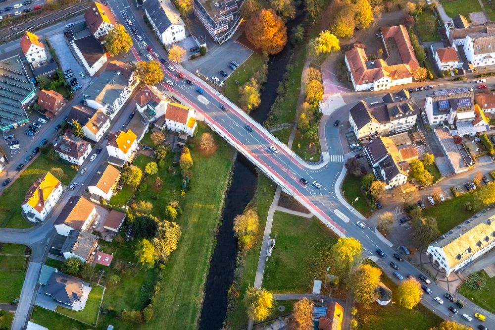 Luftbild Marsberg - Fluß - Brückenbauwerk über die Riemel an der Hauptstraße und der Lillers-Straße in Marsberg im Bundesland Nordrhein-Westfalen, Deutschland
