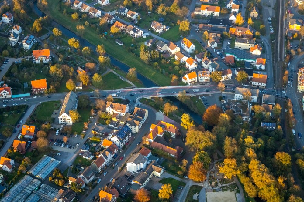 Luftaufnahme Marsberg - Fluß - Brückenbauwerk über die Riemel an der Hauptstraße und der Lillers-Straße in Marsberg im Bundesland Nordrhein-Westfalen, Deutschland