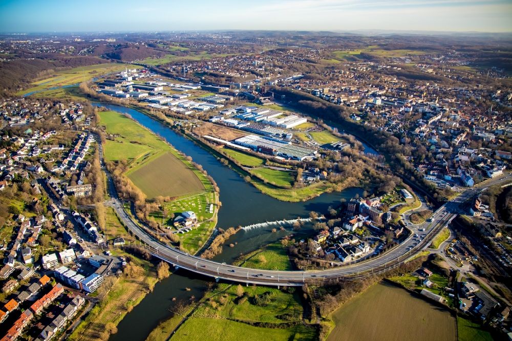 Luftaufnahme Hattingen - Fluß - Brückenbauwerk über die Ruhr im Ortsteil Baak in Hattingen im Bundesland Nordrhein-Westfalen, Deutschland