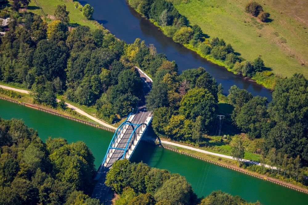 Hünxe von oben - Fluß - Brückenbauwerk über den Wesel-Datteln-Kanal in Hünxe im Bundesland Nordrhein-Westfalen, Deutschland