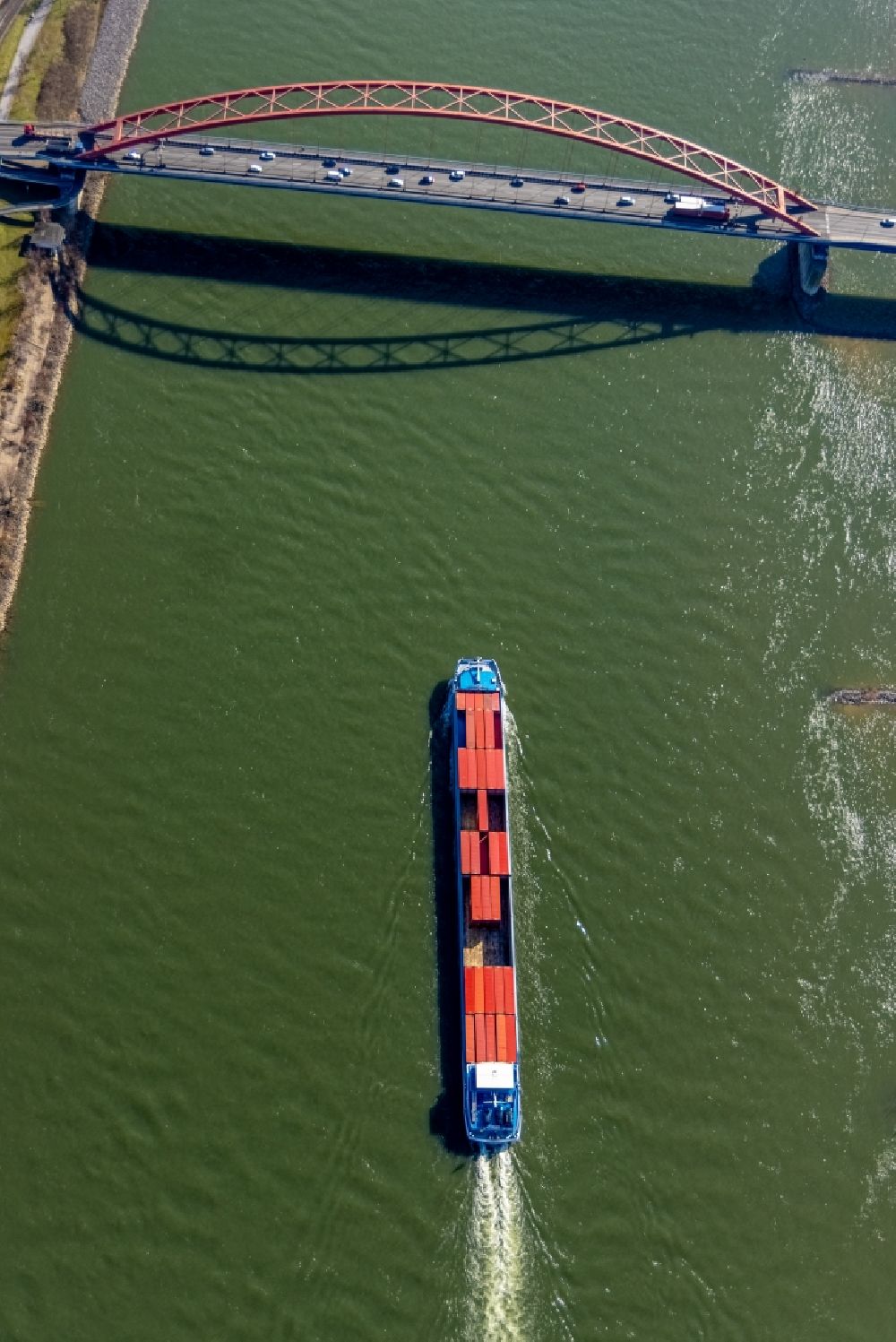 Luftbild Duisburg - Fluss - Brückenbauwerk Brücke der Solidarität und Containerschiff auf dem Rhein an der Moerser Straße in Duisburg im Bundesland Nordrhein-Westfalen