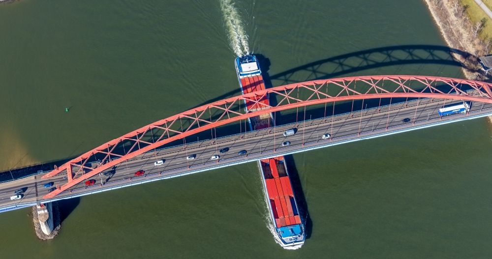 Luftaufnahme Duisburg - Fluss - Brückenbauwerk Brücke der Solidarität und Containerschiff auf dem Rhein an der Moerser Straße in Duisburg im Bundesland Nordrhein-Westfalen