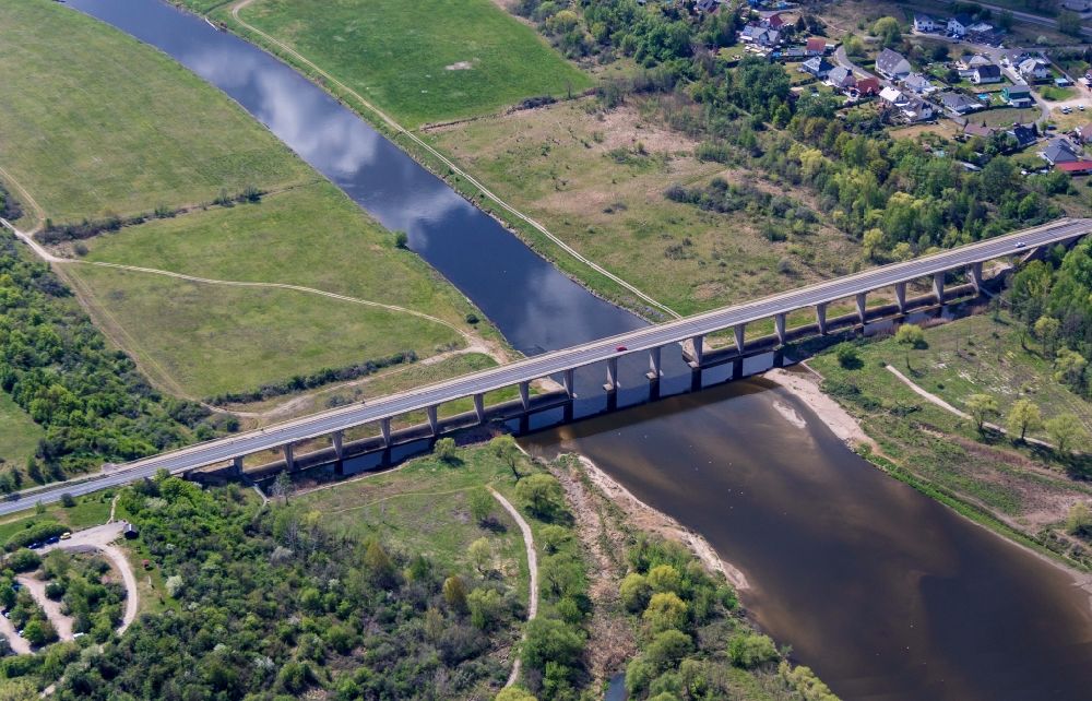 Luftaufnahme Muldestausee - Fluß - Brückenbauwerk der Bundesstraße 183 über die Mulde in Muldestausee im Bundesland Sachsen-Anhalt, Deutschland