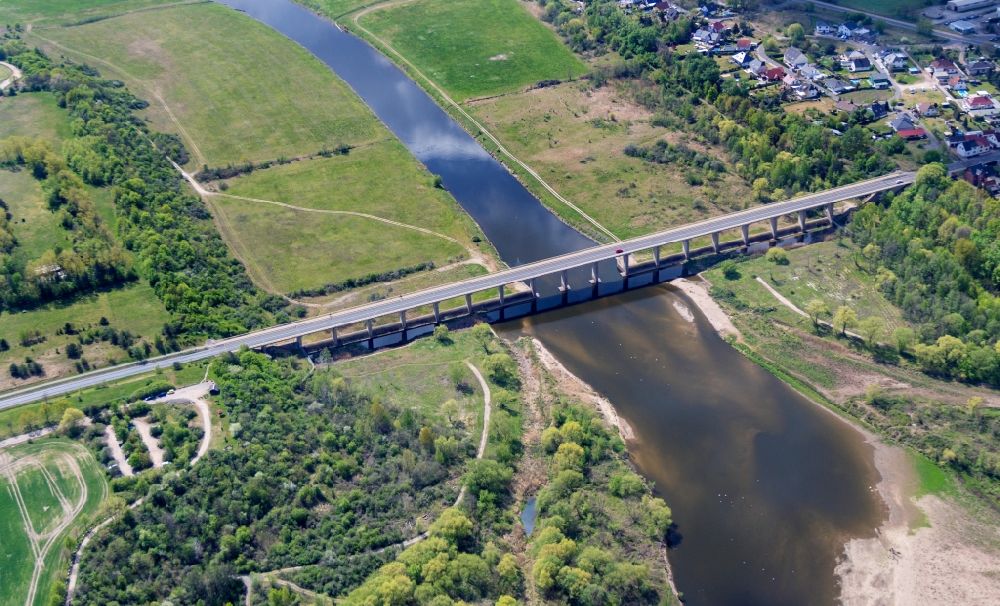 Muldestausee von oben - Fluß - Brückenbauwerk der Bundesstraße 183 über die Mulde in Muldestausee im Bundesland Sachsen-Anhalt, Deutschland