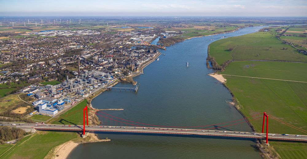 Emmerich am Rhein aus der Vogelperspektive: Fluß - Brückenbauwerk der Bundesstraße B220 über den Rhein in Emmerich am Rhein im Bundesland Nordrhein-Westfalen