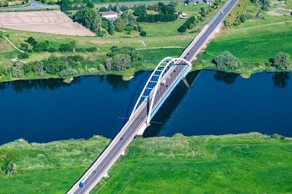 Luftaufnahme Tangermünde - Fluß - Brückenbauwerk der Bundesstraße B188 zur Überquerung der Elbe in Tangermünde im Bundesland Sachsen-Anhalt, Deutschland