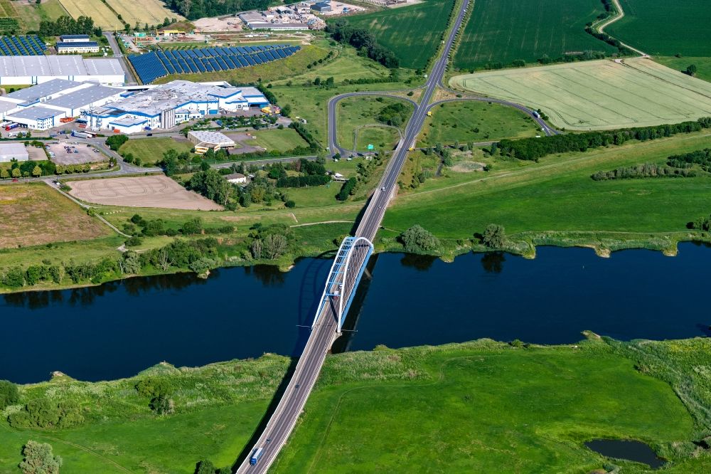 Tangermünde von oben - Fluß - Brückenbauwerk der Bundesstraße B188 zur Überquerung der Elbe in Tangermünde im Bundesland Sachsen-Anhalt, Deutschland