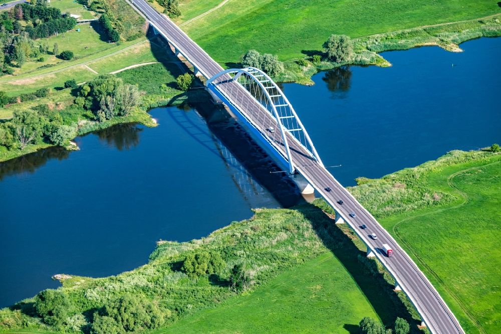 Luftbild Tangermünde - Fluß - Brückenbauwerk der Bundesstraße B188 zur Überquerung der Elbe in Tangermünde im Bundesland Sachsen-Anhalt, Deutschland