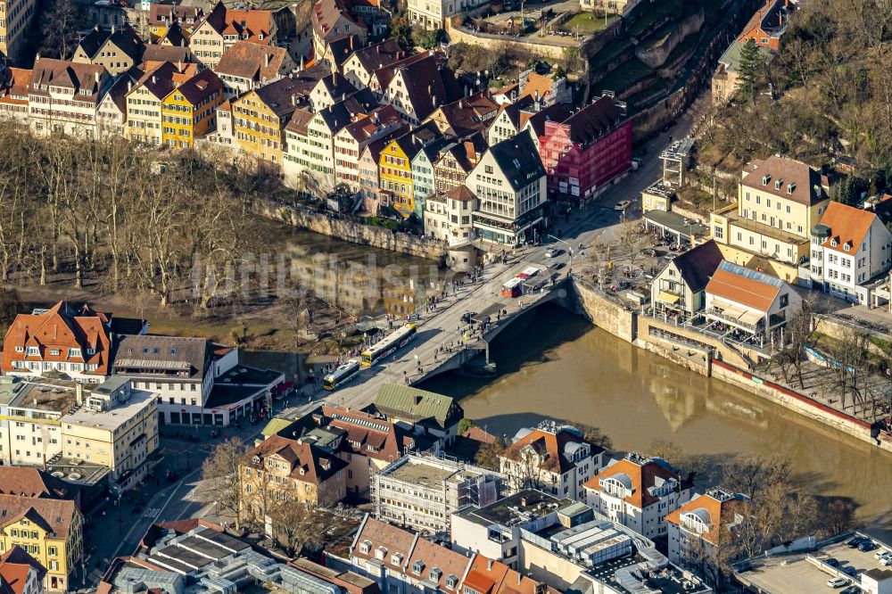 Luftbild Tübingen - Fluß - Brückenbauwerk der Eberhardsbrücke in Tübingen im Bundesland Baden-Württemberg, Deutschland