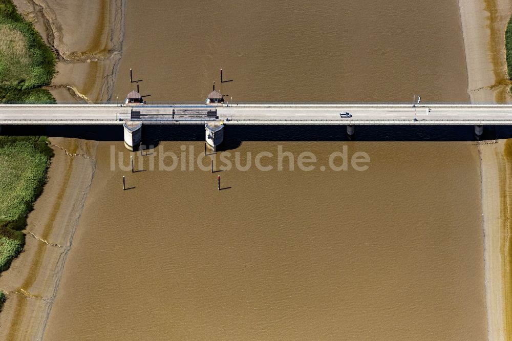 Luftbild Karolinenkoog - Fluß - Brückenbauwerk Eiderbrücke bei Tönning in Karolinenkoog im Bundesland Schleswig-Holstein, Deutschland