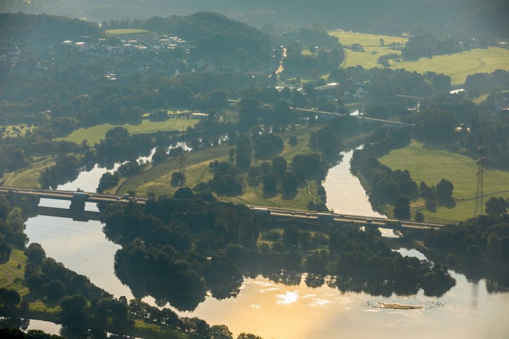 Luftaufnahme Witten - Fluß - Brückenbauwerk am Einfluß der Ruhr in den Kemnader See in Witten im Bundesland Nordrhein-Westfalen, Deutschland