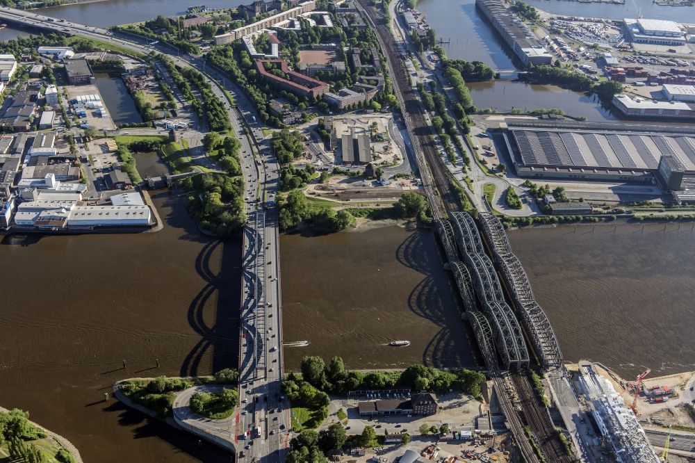 Luftbild Hamburg - Fluß - Brückenbauwerk Elbbrücken - Norderelbbrücke über die Ufer der Elbe in Hamburg