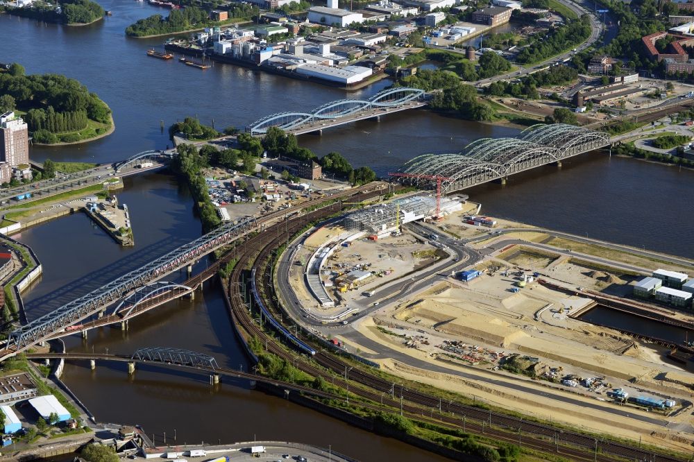 Luftbild Hamburg - Fluß - Brückenbauwerk Elbbrücken - Norderelbbrücke über die Ufer der Elbe in Hamburg