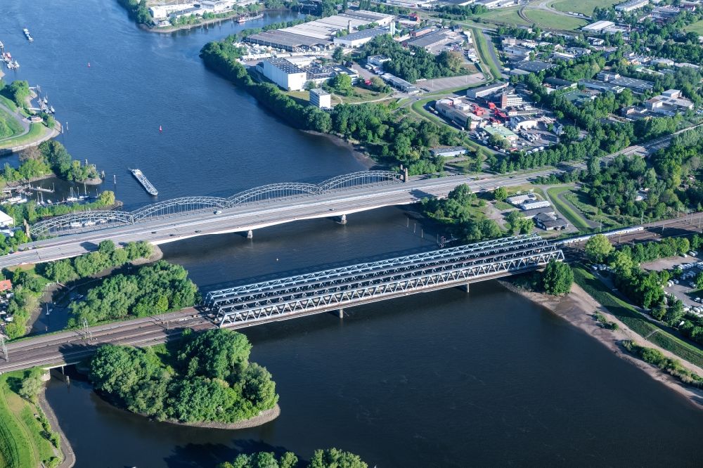 Luftaufnahme Hamburg - Fluß - Brückenbauwerk Elbbrücken - Norderelbbrücke über die Ufer der Elbe in Hamburg