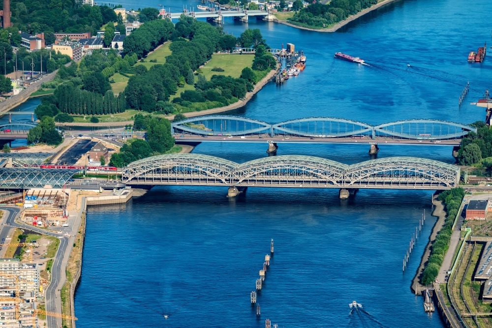 Hamburg aus der Vogelperspektive: Fluß - Brückenbauwerk Elbbrücken - Norderelbbrücke über die Ufer der Elbe in Hamburg