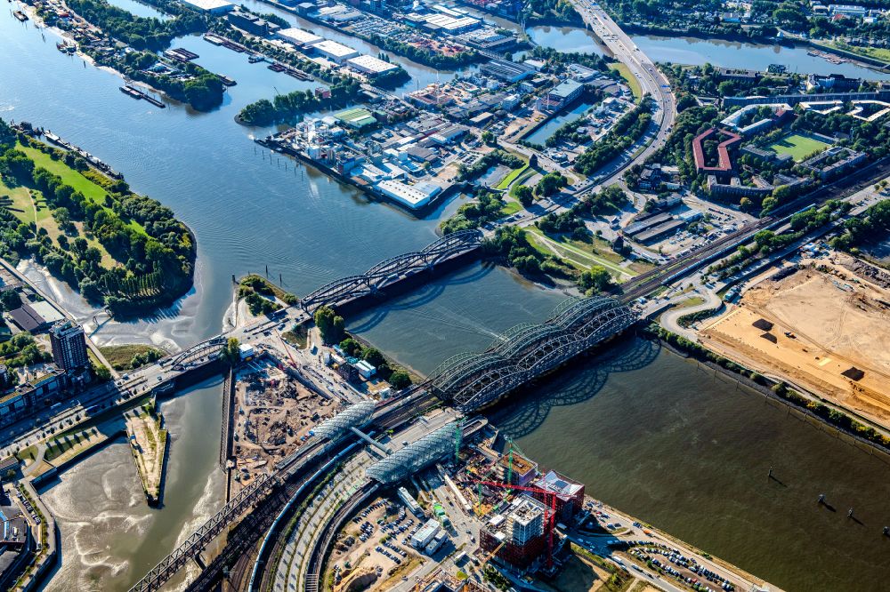 Hamburg von oben - Fluß - Brückenbauwerk Elbbrücken - Norderelbbrücke über die Ufer der Elbe in Hamburg