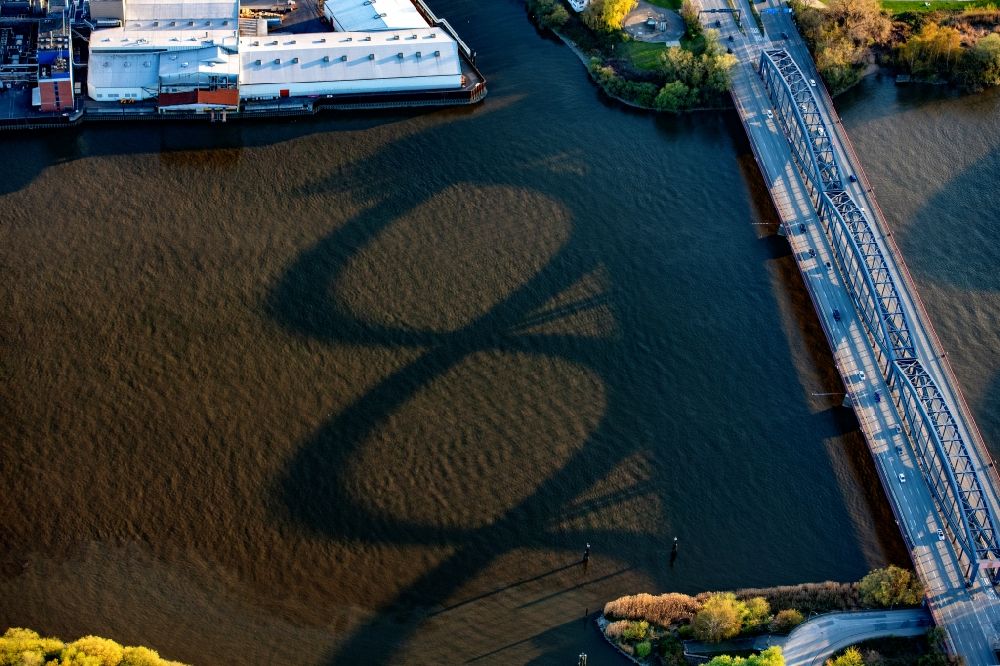 Hamburg aus der Vogelperspektive: Fluß - Brückenbauwerk Elbbrücken - Norderelbbrücke über die Ufer der Elbe in Hamburg, Deutschland
