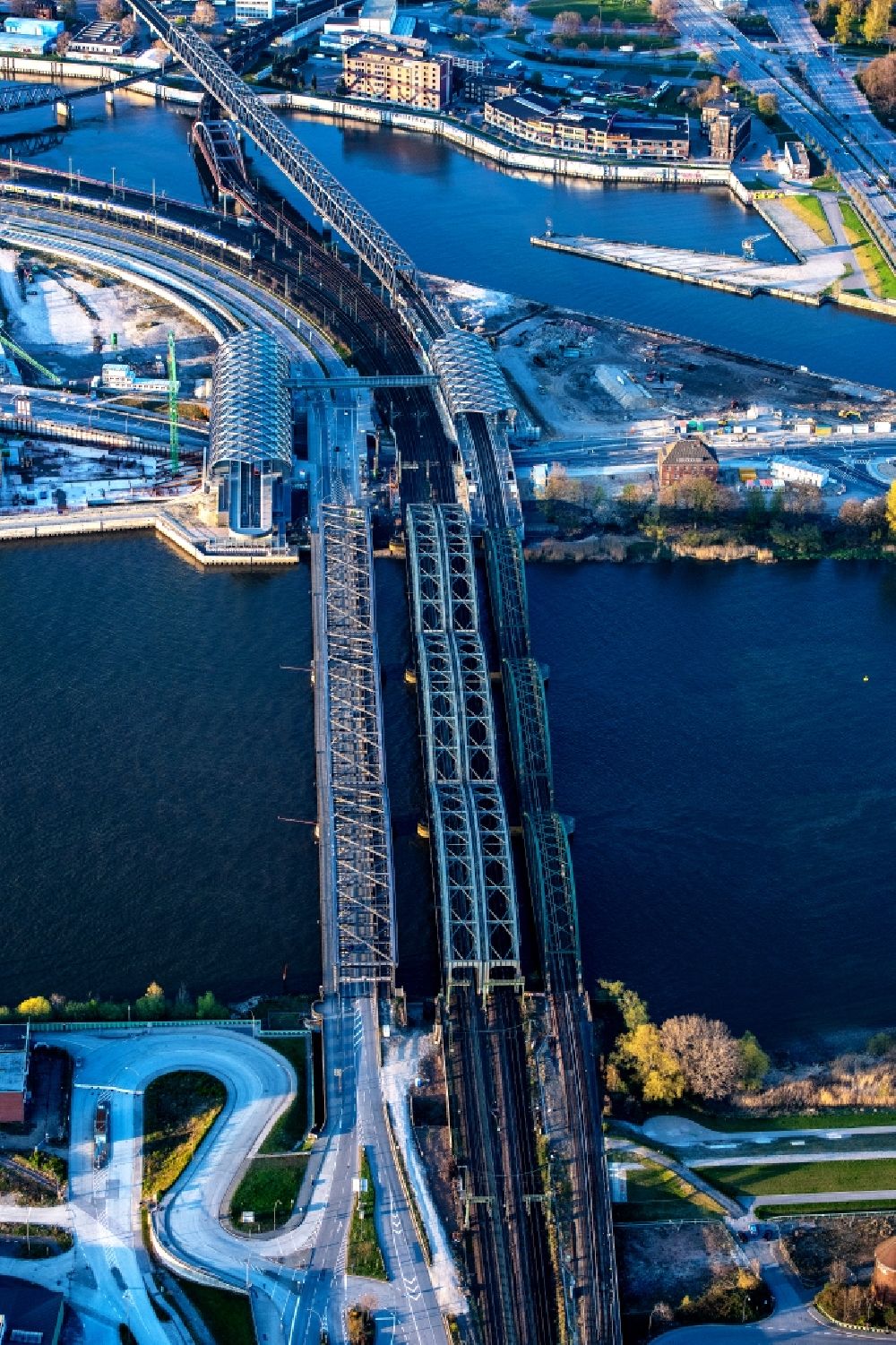 Luftaufnahme Hamburg - Fluß - Brückenbauwerk Elbbrücken - Norderelbbrücke über die Ufer der Elbe in Hamburg, Deutschland