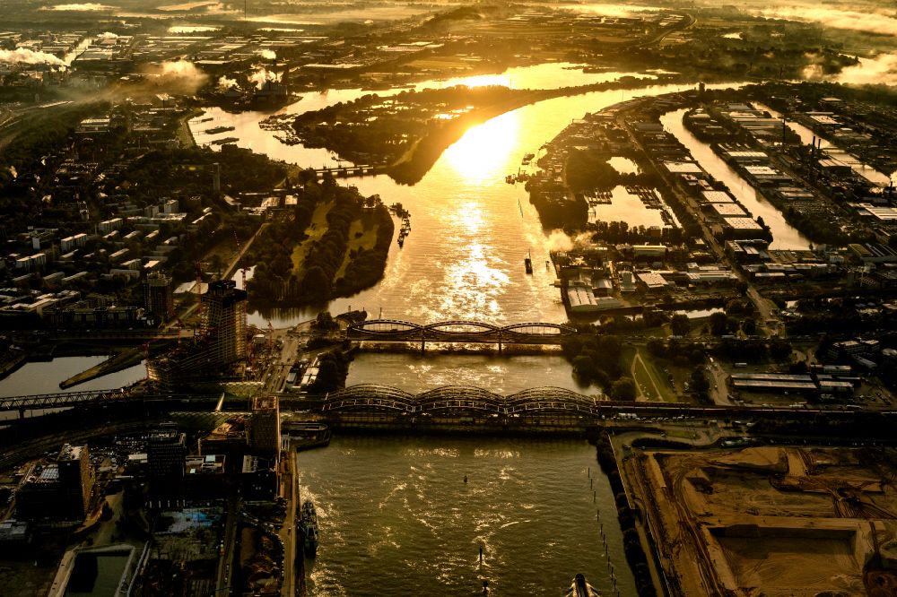 Luftbild Hamburg - Fluß - Brückenbauwerk der Elbbrücken - Norderelbbrücke - Freihafenelbbrücke über die Ufer der Elbe in Hamburg