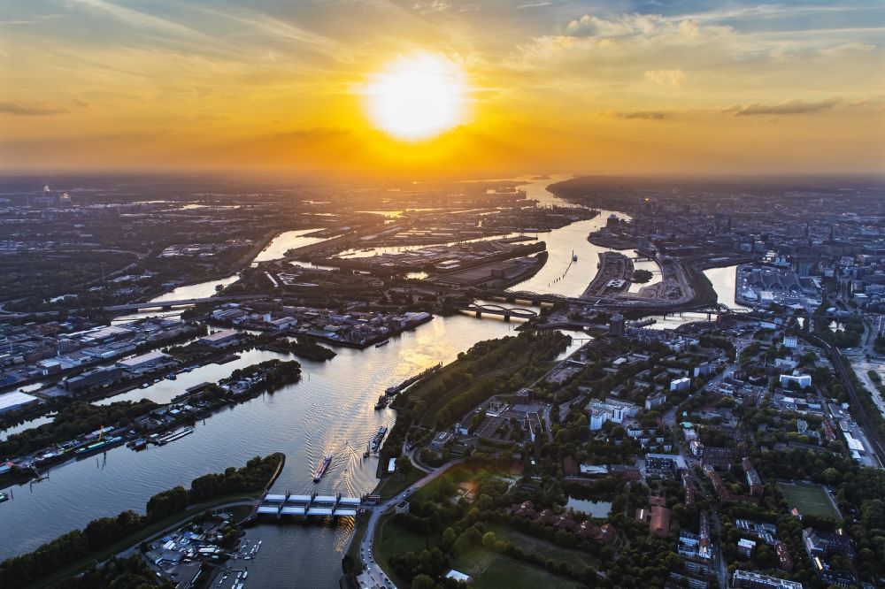 Hamburg aus der Vogelperspektive: Fluß - Brückenbauwerk Elbbrücken im Sonnenuntergang - Norderelbbrücke über die Ufer der Elbe in Hamburg