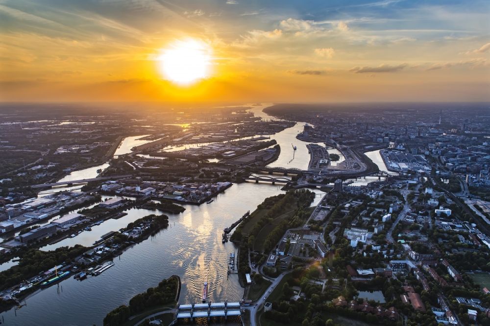 Luftbild Hamburg - Fluß - Brückenbauwerk Elbbrücken im Sonnenuntergang - Norderelbbrücke über die Ufer der Elbe in Hamburg