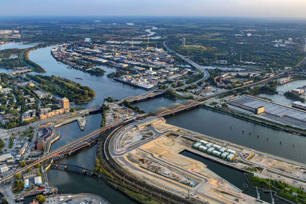 Luftaufnahme Hamburg - Fluß - Brückenbauwerk Elbbrücken im Sonnenuntergang - Norderelbbrücke über die Ufer der Elbe in Hamburg
