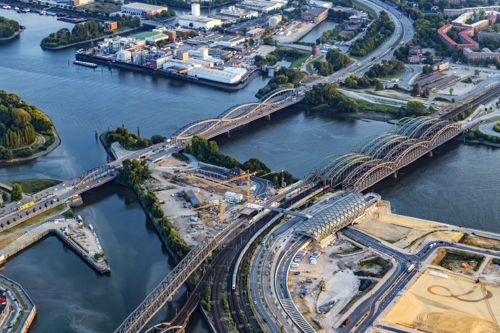 Hamburg von oben - Fluß - Brückenbauwerk Elbbrücken im Sonnenuntergang - Norderelbbrücke über die Ufer der Elbe in Hamburg