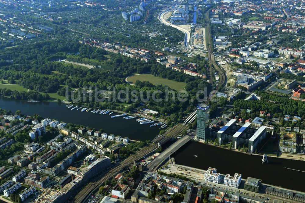 Berlin von oben - Fluß - Brückenbauwerk Elsenbrücke in Berlin, Deutschland