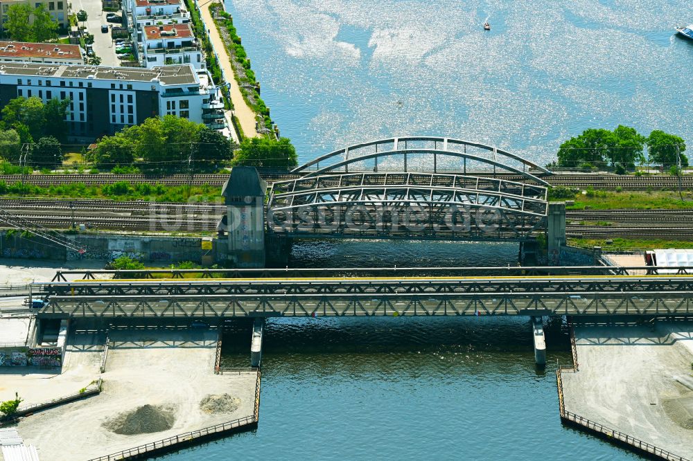 Berlin aus der Vogelperspektive: Fluß - Brückenbauwerk Elsenbrücke in Berlin, Deutschland