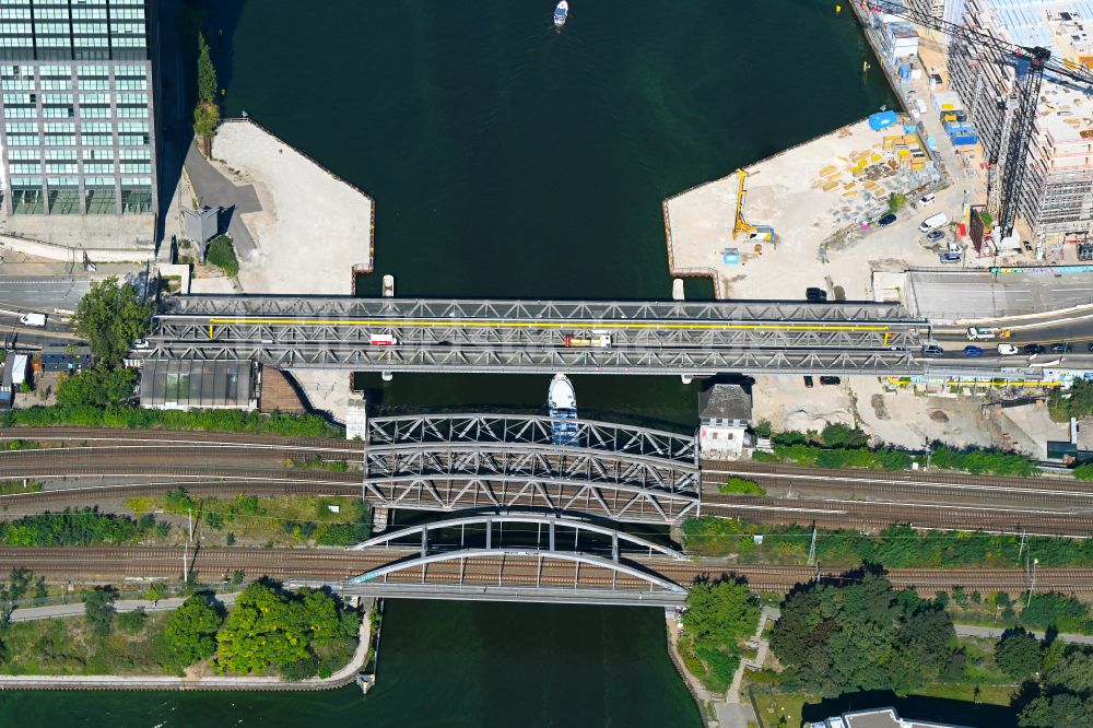 Luftbild Berlin - Fluß - Brückenbauwerk Elsenbrücke in Berlin, Deutschland