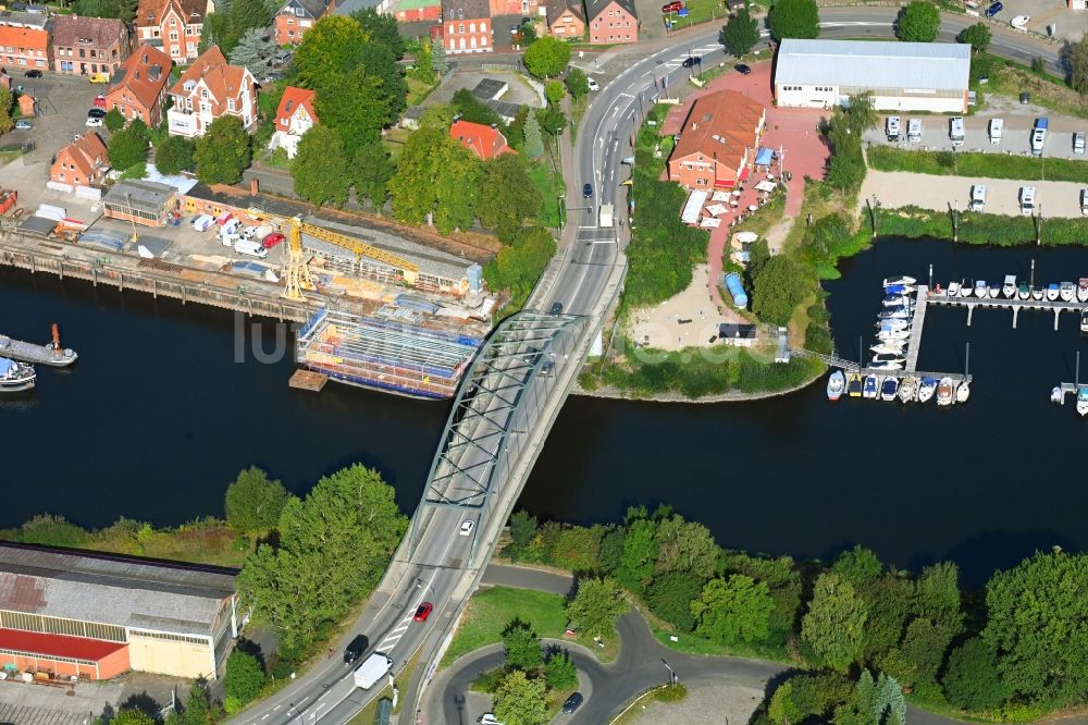 Luftbild Lauenburg/Elbe - Fluß - Brückenbauwerk entlang der Bundesstraße B 209 am Flussverlauf des Elbe-Lübeck-Kanal in Lauenburg/Elbe im Bundesland Schleswig-Holstein, Deutschland