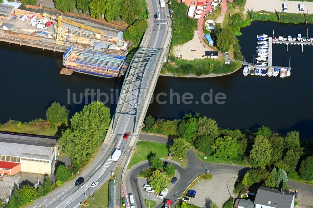 Luftaufnahme Lauenburg/Elbe - Fluß - Brückenbauwerk entlang der Bundesstraße B 209 am Flussverlauf des Elbe-Lübeck-Kanal in Lauenburg/Elbe im Bundesland Schleswig-Holstein, Deutschland