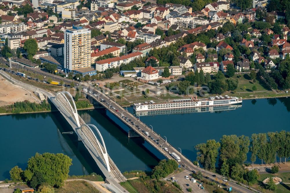 Kehl von oben - Fluß - Brückenbauwerk Europa Brücke in Kehl im Bundesland Baden-Württemberg, Deutschland