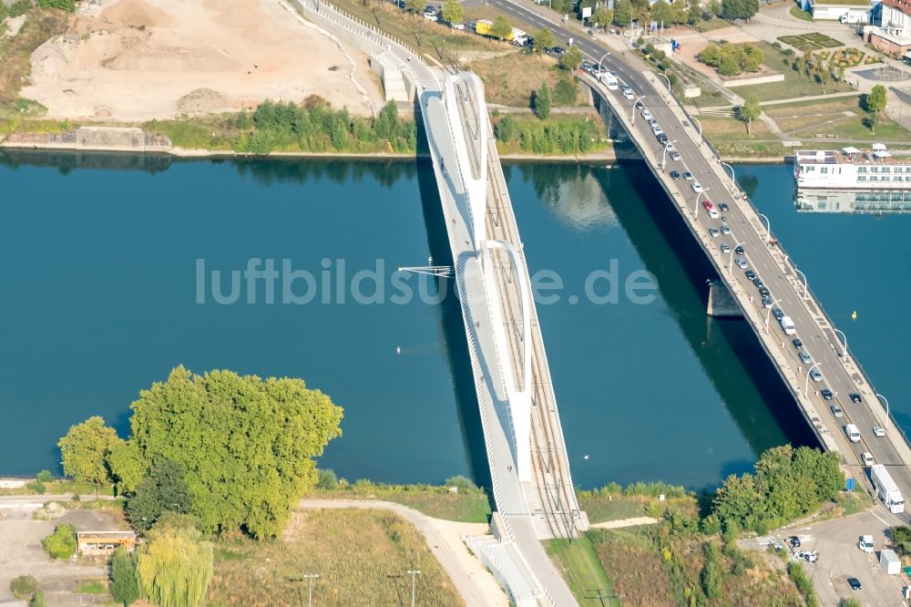 Kehl aus der Vogelperspektive: Fluß - Brückenbauwerk Europa Brücke in Kehl im Bundesland Baden-Württemberg, Deutschland