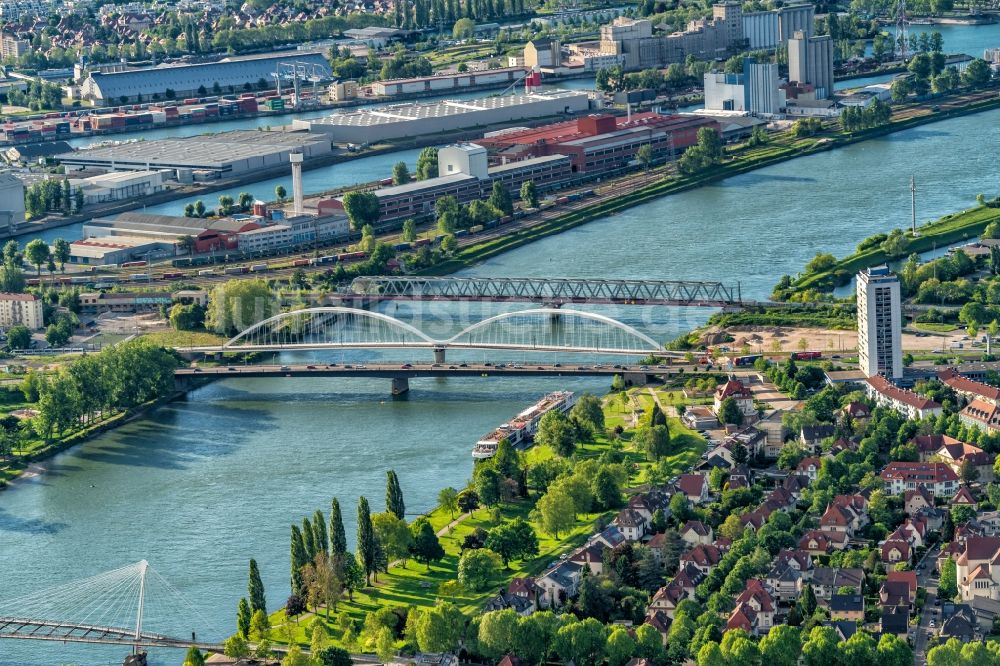 Kehl aus der Vogelperspektive: Fluß - Brückenbauwerk Europa Brücke am Rhein in Kehl im Bundesland Baden-Württemberg, Deutschland
