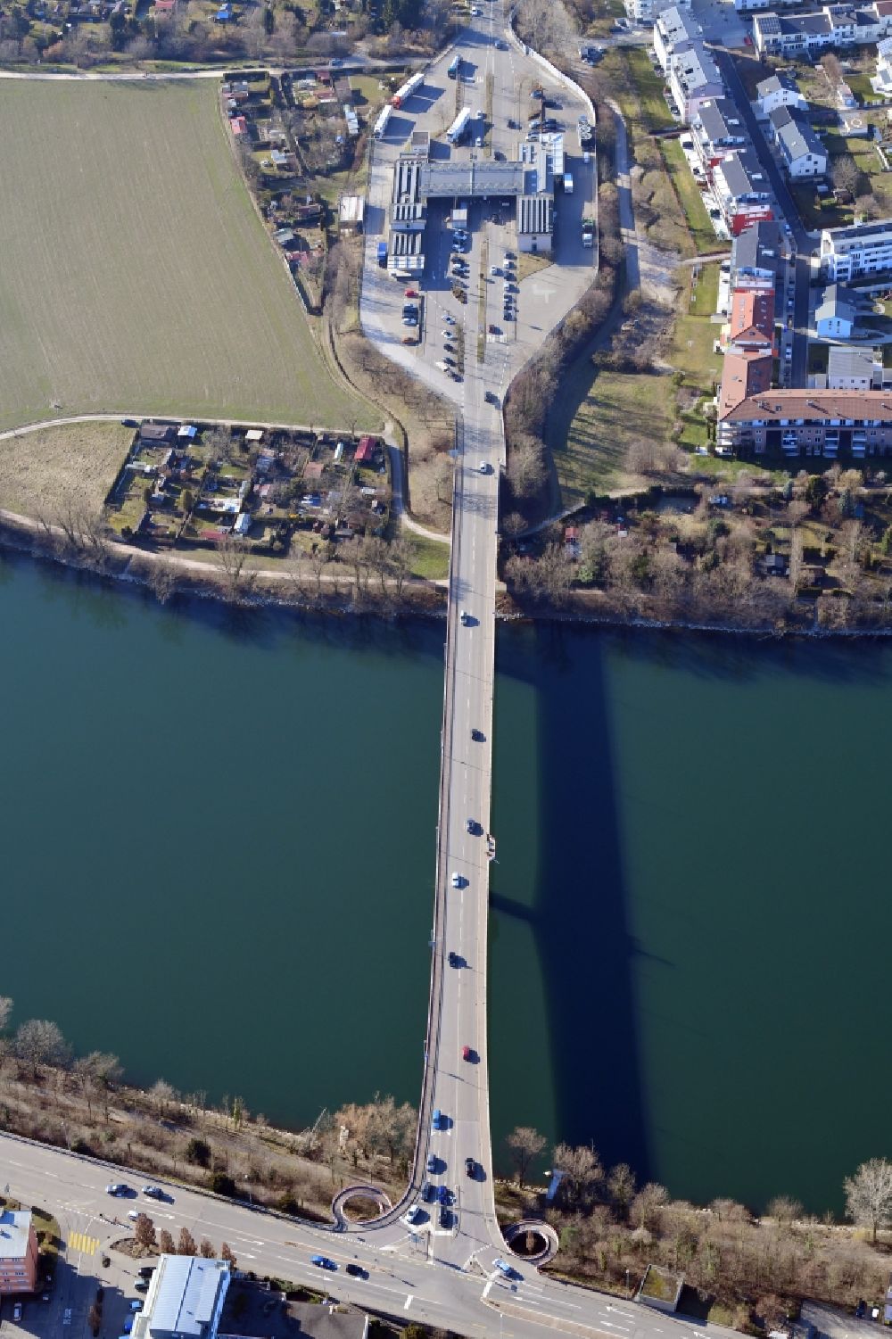 Luftaufnahme Bad Säckingen - Fluß - Brückenbauwerk Fridolinsbrücke über den Rhein und Zollanlage zum Grenzübertritt in die Schweiz in Bad Säckingen im Bundesland Baden-Württemberg, Deutschland