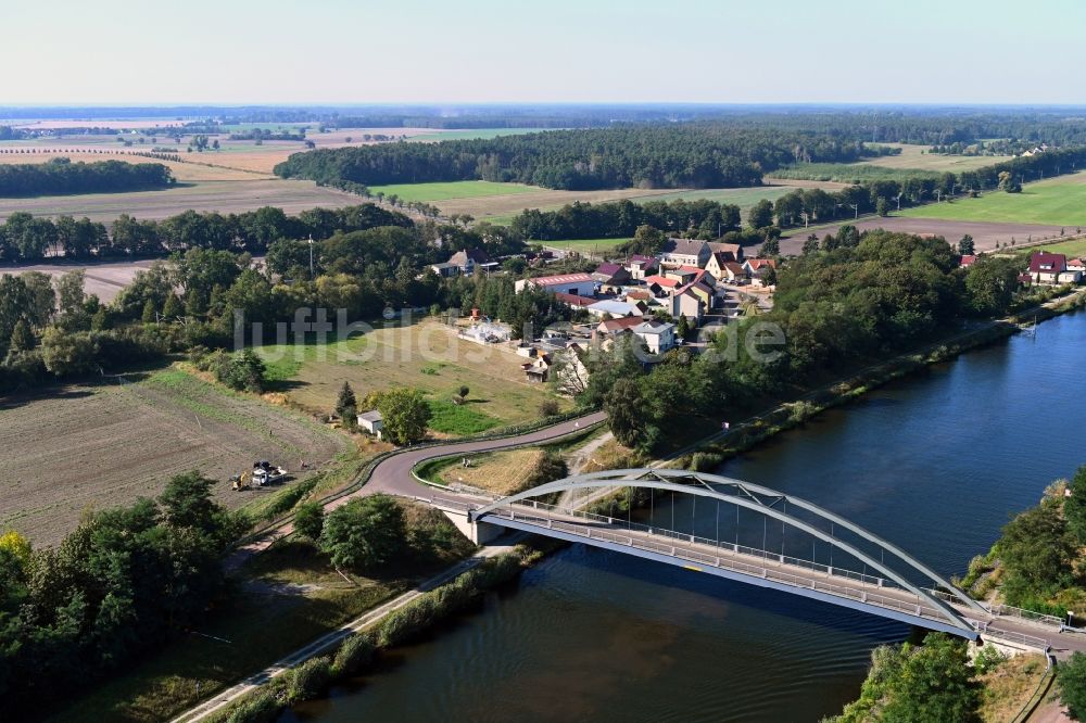 Kade von oben - Fluß - Brückenbauwerk Kader Brücke über dem Elbe-Havel-Kanal in Kade im Bundesland Sachsen-Anhalt, Deutschland
