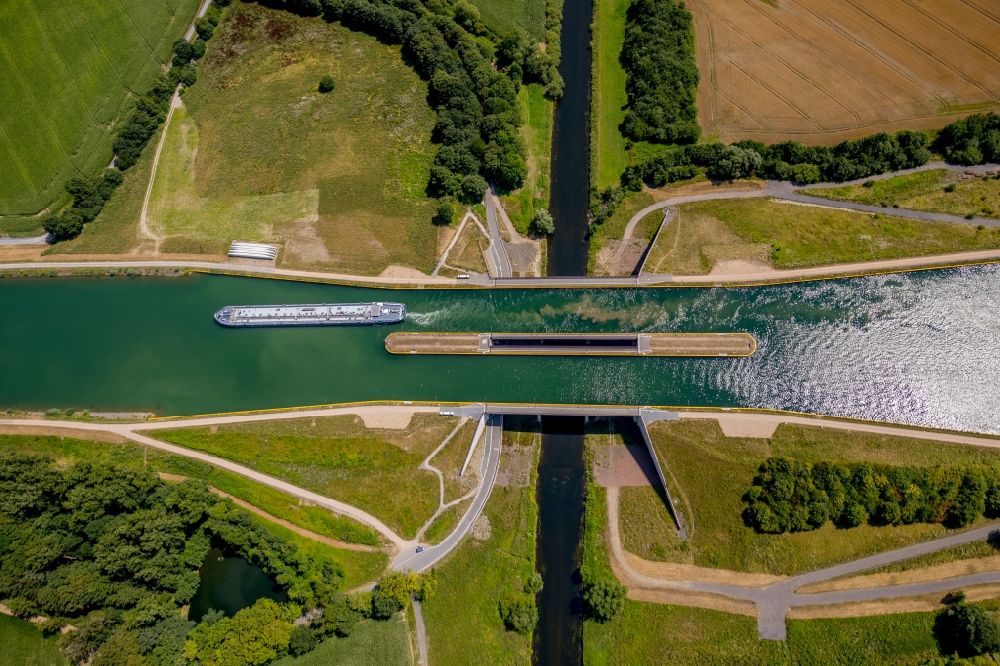 Olfen von oben - Fluß - Brückenbauwerk der Kanalbrücke Lippe Neue Fahrt im Ortsteil Sülsen in Olfen im Bundesland Nordrhein-Westfalen, Deutschland