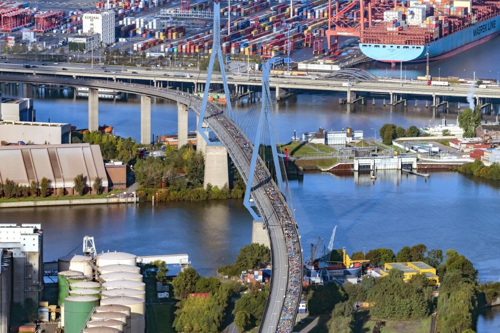 Hamburg von oben - Fluß - Brückenbauwerk Köhlbrandbrücke anläßlich des Köhlbrandbrückenlauf im Ortsteil Steinwerder in Hamburg, Deutschland