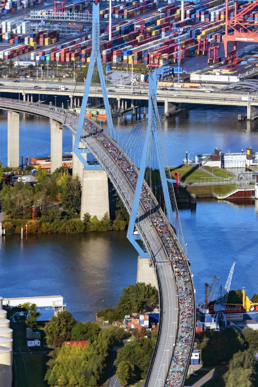 Hamburg aus der Vogelperspektive: Fluß - Brückenbauwerk Köhlbrandbrücke anläßlich des Köhlbrandbrückenlauf im Ortsteil Steinwerder in Hamburg, Deutschland