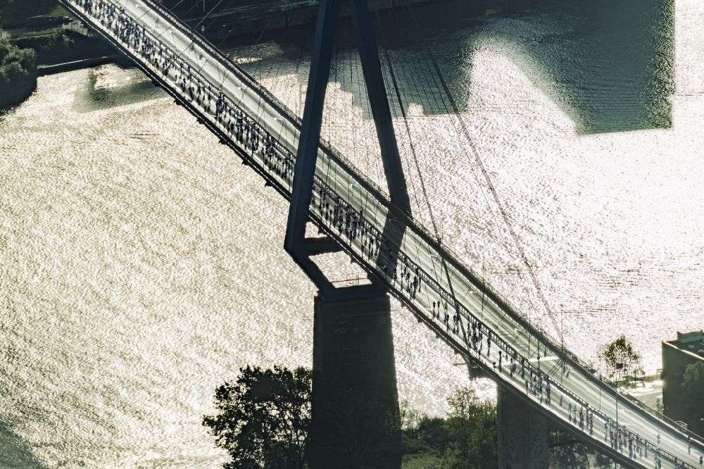 Luftbild Hamburg - Fluß - Brückenbauwerk Köhlbrandbrücke anläßlich des Köhlbrandbrückenlauf im Ortsteil Steinwerder in Hamburg, Deutschland