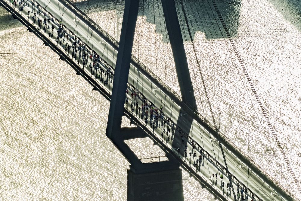 Luftaufnahme Hamburg - Fluß - Brückenbauwerk Köhlbrandbrücke anläßlich des Köhlbrandbrückenlauf im Ortsteil Steinwerder in Hamburg, Deutschland