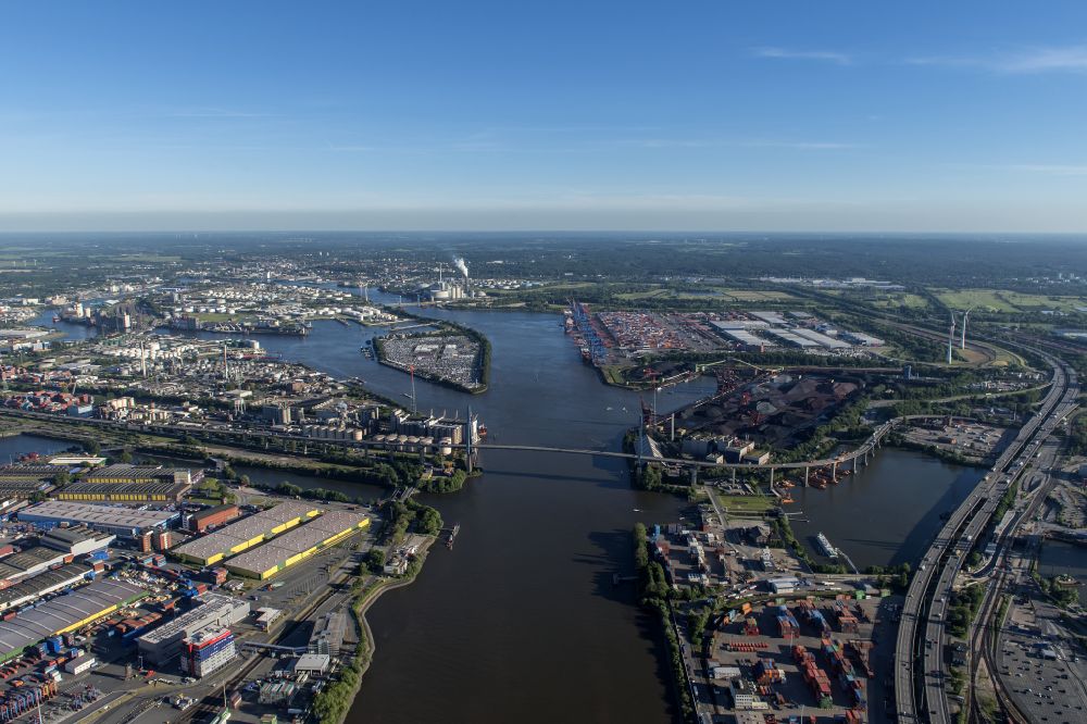 Luftaufnahme Hamburg - Fluß - Brückenbauwerk Köhlbrandbrücke im Ortsteil Steinwerder in Hamburg, Deutschland