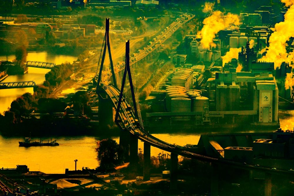 Luftaufnahme Hamburg - Fluß - Brückenbauwerk Köhlbrandbrücke im Ortsteil Steinwerder in Hamburg, Deutschland